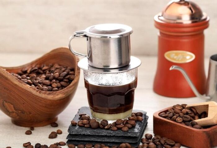 chuẩn bị dụng cụ pha cà phê phin tại nhà