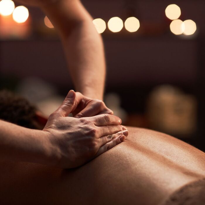 massage nhẹ nhàng vùng đầu cổ vai gáy