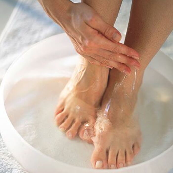 ngâm chân bằng nước nóng khi đi ngủ