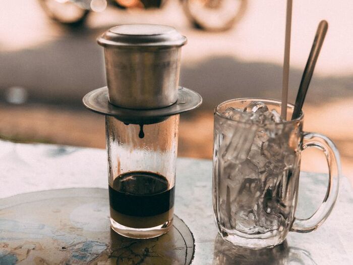 pha cà phê đen với bột quế khi sử dụng