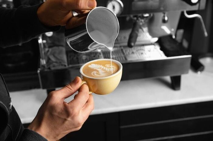 rủi ro tiềm ẩn khi uống cà phê trước bữa sáng