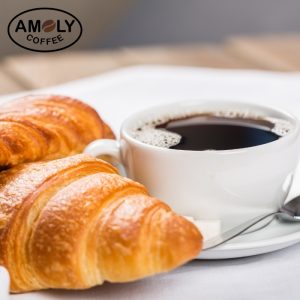 uống cà phê trước khi ăn sáng