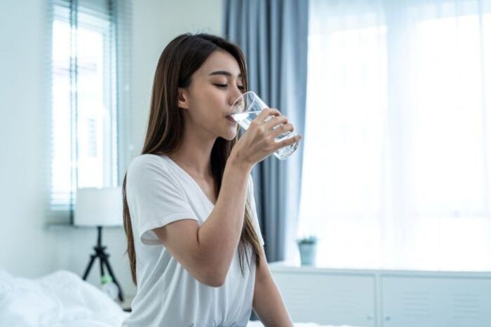 uống nhiều nước ấm